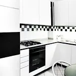 Under Historical Upper Town And Close To The Center ! Appartamento *