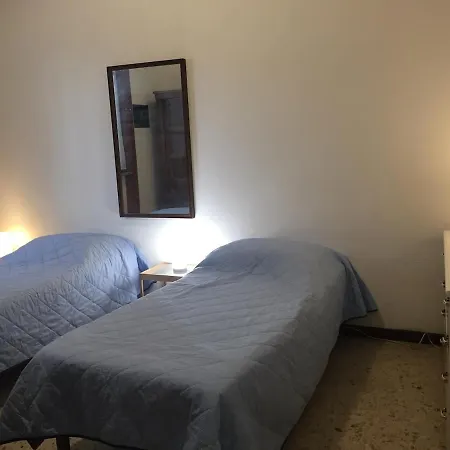 Under Historical Upper Town And Close To The Center ! Appartamento